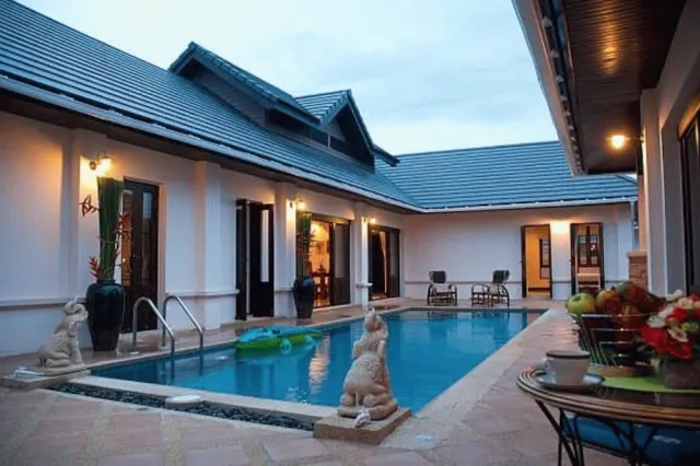 Bilder från hotellet 4 Bedroom Private Bali Style Villa HH1 - nummer 1 av 52