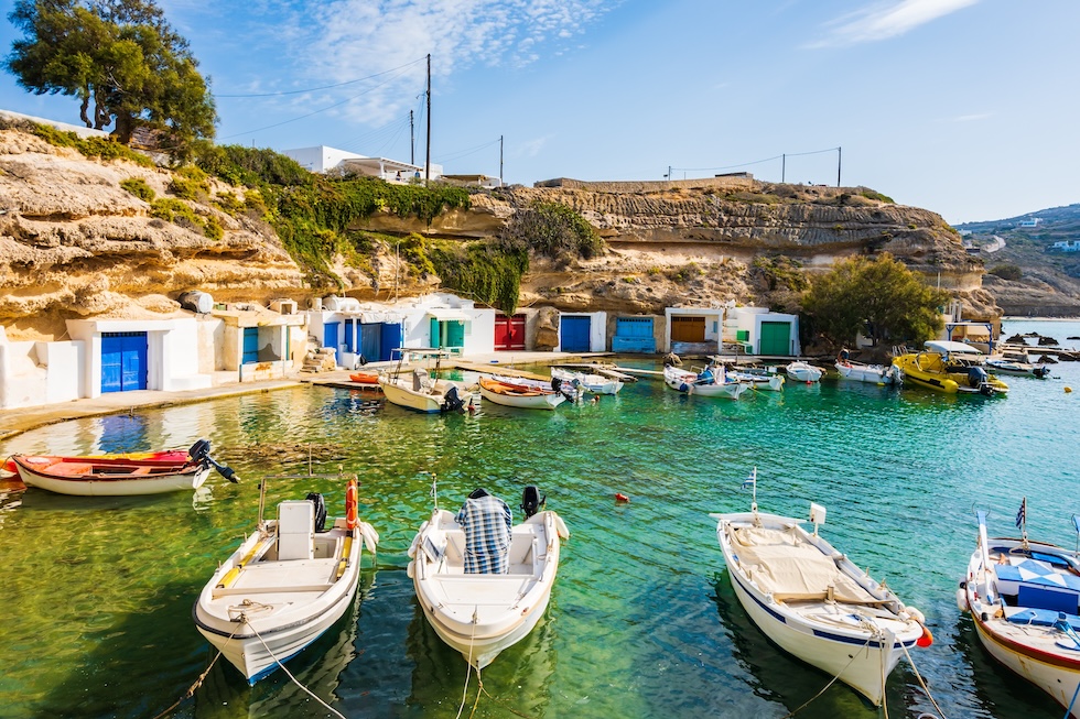 Fiskebåter og hus på Milos i Kykladene