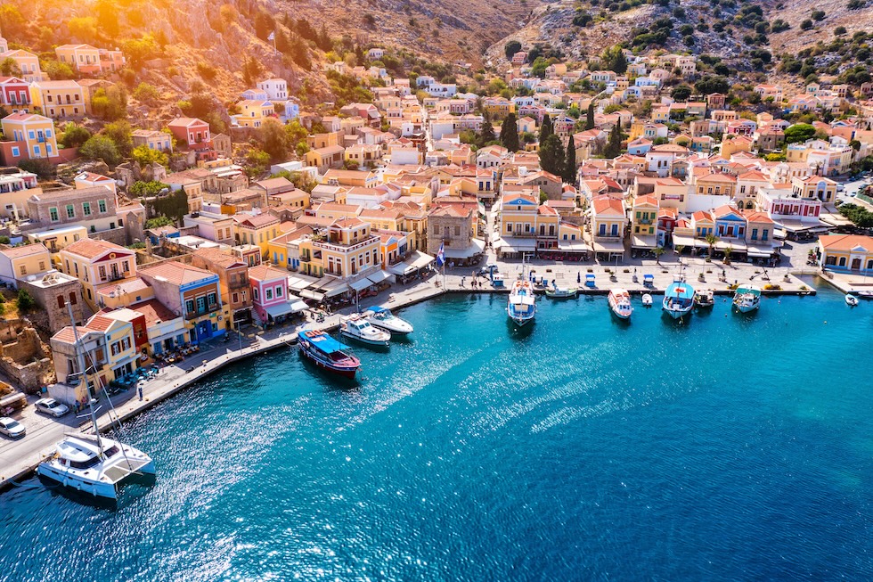 Havnen på vakre Symi ligger bare en liten båttur unna Rhodos