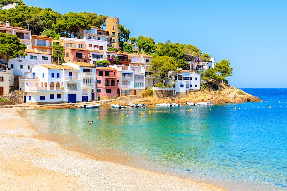 Langs Costa Barava og Costa Dorada er det kort avstand mellom badebuktene og de små kystbyene.