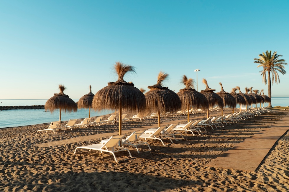 Straden i Marbella med stråparasoller