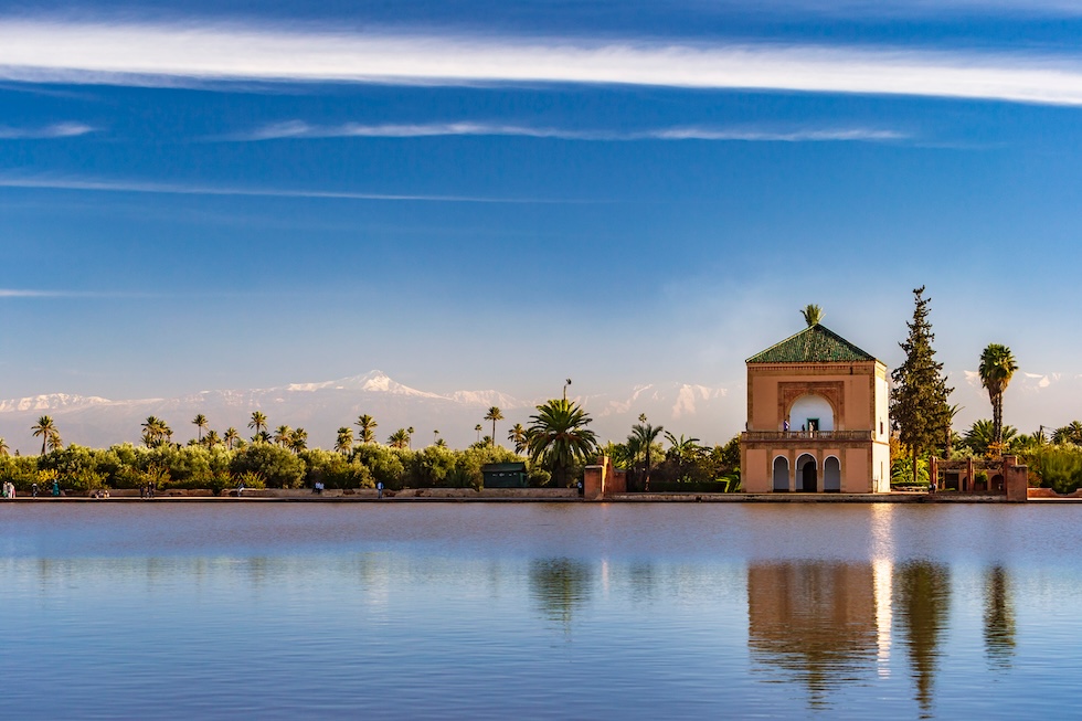 Menara Gardens i Marrakech, med Atlasfjellene i bakgrunnen.