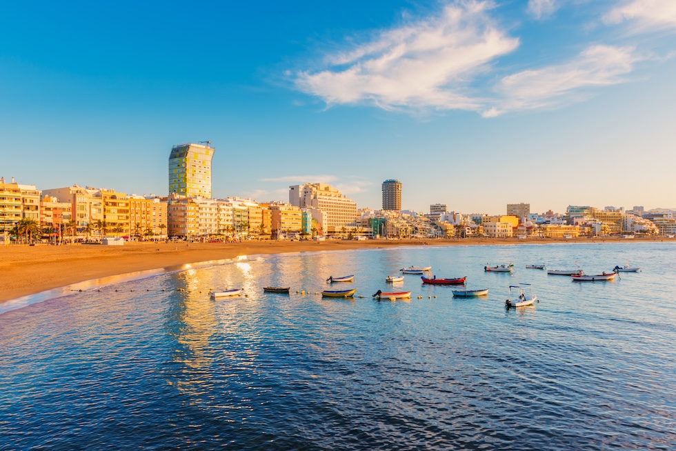 Midt i Las Palmas ligger Las Canteras-stranden og den lange, hyggelige strandpromenaden med kafeer og restauranter.