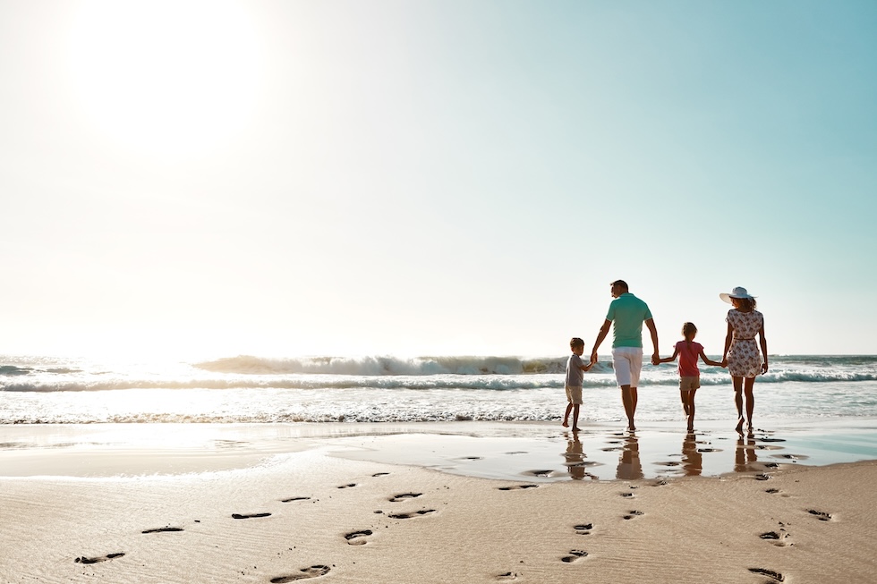 Familieferie til en strand med sol og bad er populært.