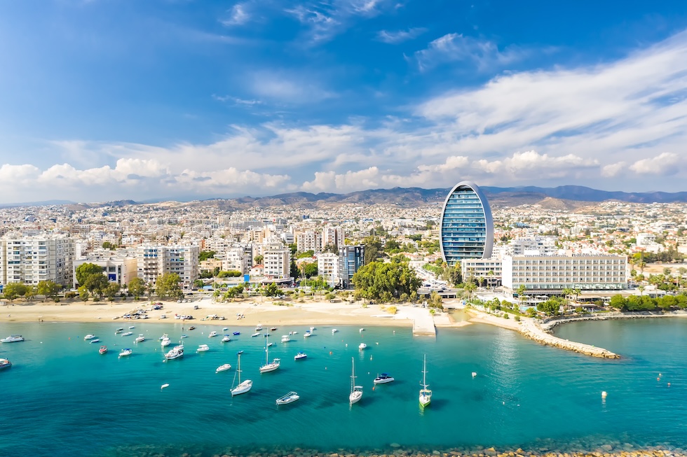 I Limassol kan du nyte både bylivet og stranda.