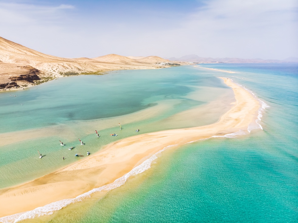 Vil du lære å surfe? Fuerteventura med de nærmest endeløse strendene er et perfekt utgangspunkt.