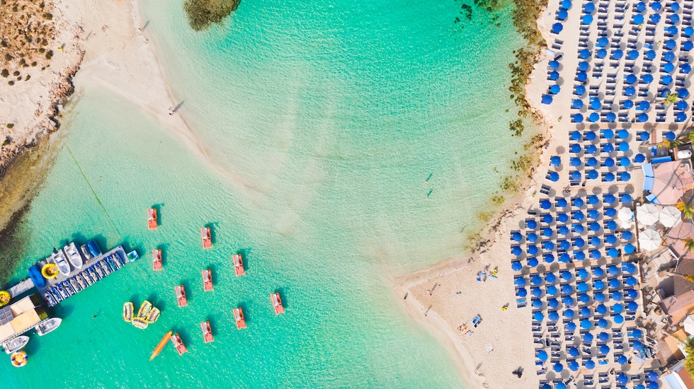 Nissi Beach og Aiya Napa på våren er en rolig, vakker opplevelse.