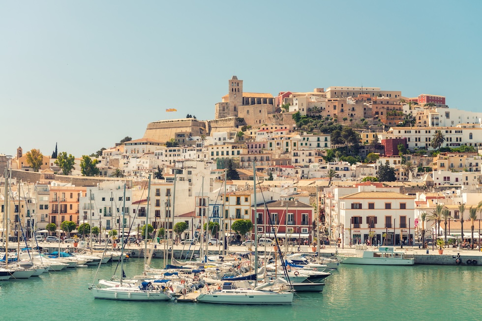 Ibiza by går ofte under navnet "La ciudad blanca" som betyr Den hvite byen.