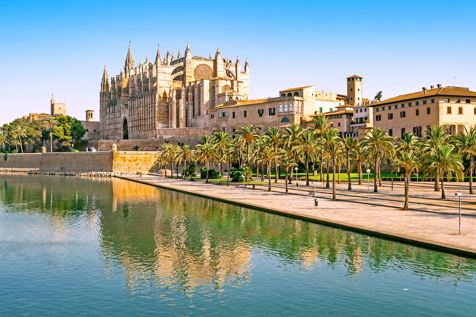 Den vakre katedralen i Palma by. Mallorca feirer 70 år som charter reisemål.