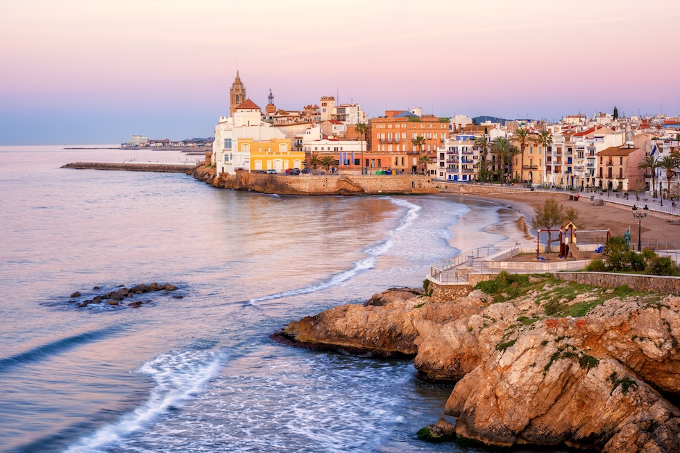 Sitges ligger rett sør for Barcelona og er en av de populære, livlige byene på Costa Dorada