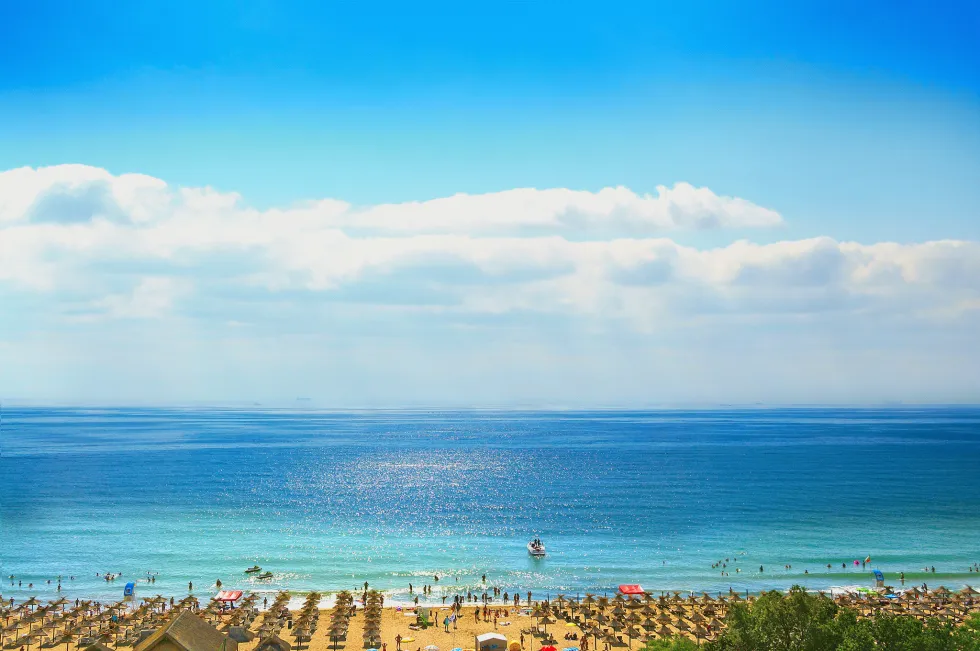 Stranden i Sunny Beach är bred och 8 kilometer lång