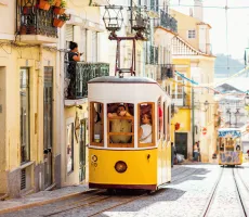 Kombinera storstad och strand i Lissabon