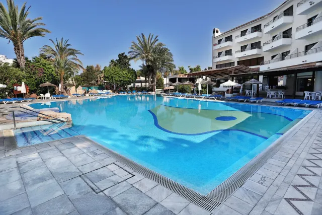 Bilder från hotellet Paphos Gardens Holiday Resort - nummer 1 av 35
