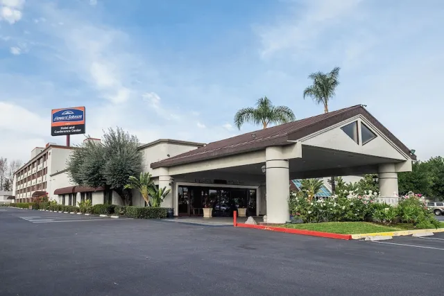 Bilder från hotellet Howard Johnson Hotel&Conf Cntr by Wyndham Fullerton/Anaheim - nummer 1 av 16