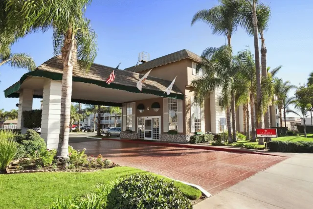Bilder från hotellet Ramada by Wyndham Costa Mesa/Newport Beach - nummer 1 av 66