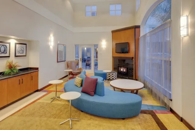 Bilder från hotellet Fairfield Inn & Suites by Marriott San Francisco Airport - nummer 1 av 23