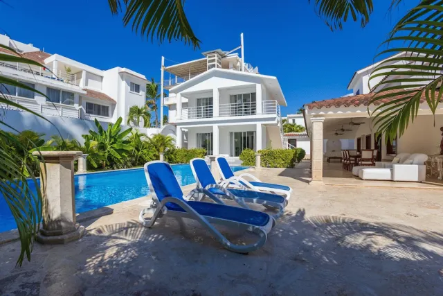 Bilder från hotellet Beachfront 7BR Villa with Pool & Maid - nummer 1 av 100