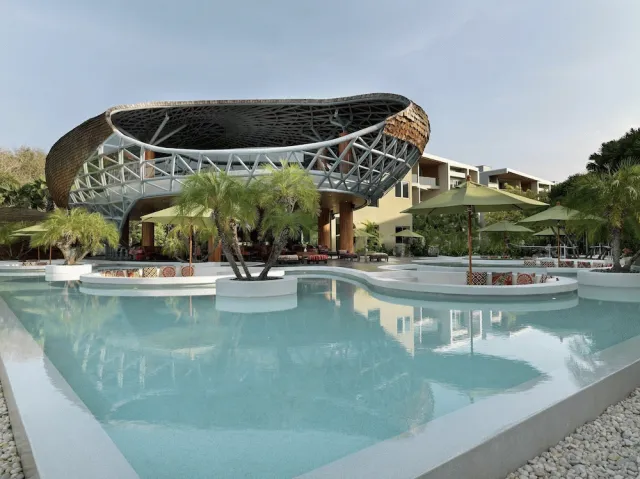 Bilder från hotellet Wyndham Grand Nai Harn Beach Phuket - nummer 1 av 34