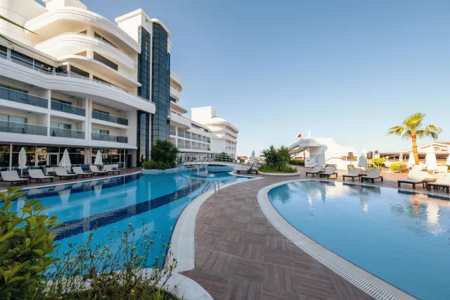 Bilder från hotellet Laguna Beach Alya Resort - nummer 1 av 14