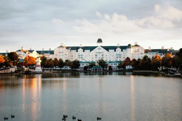 Bilder från hotellet Disney's Newport Bay Club® - nummer 1 av 16