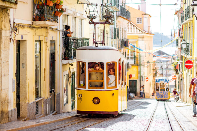 Fargerike Lisboa. Den gule trikken er godt synlig i bybildet.