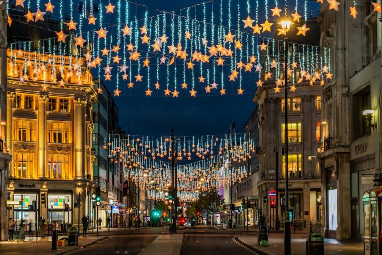 London er pyntet med lys og stjerner i ukene før jul.