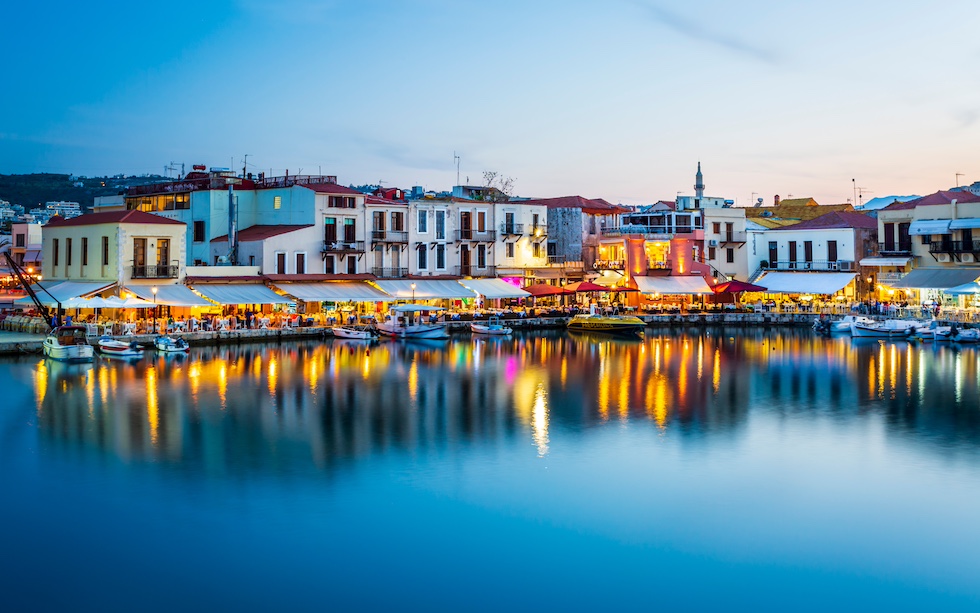 Tavernaer og kafeer med havutsikt i den Venezianske havnen i Rethymnon