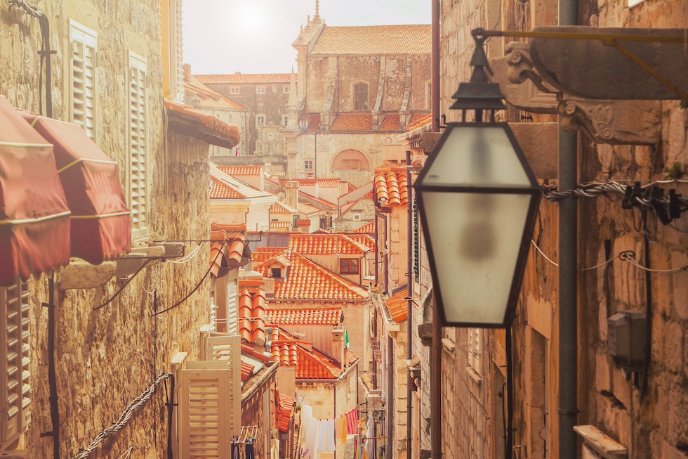 Gammel by-gate i romantiske Dubrovnik