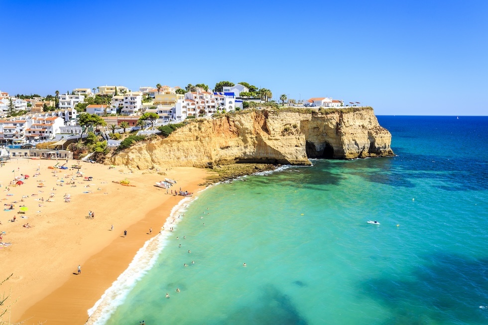 Carvoeiro er en av byene langs Algarvekysten.