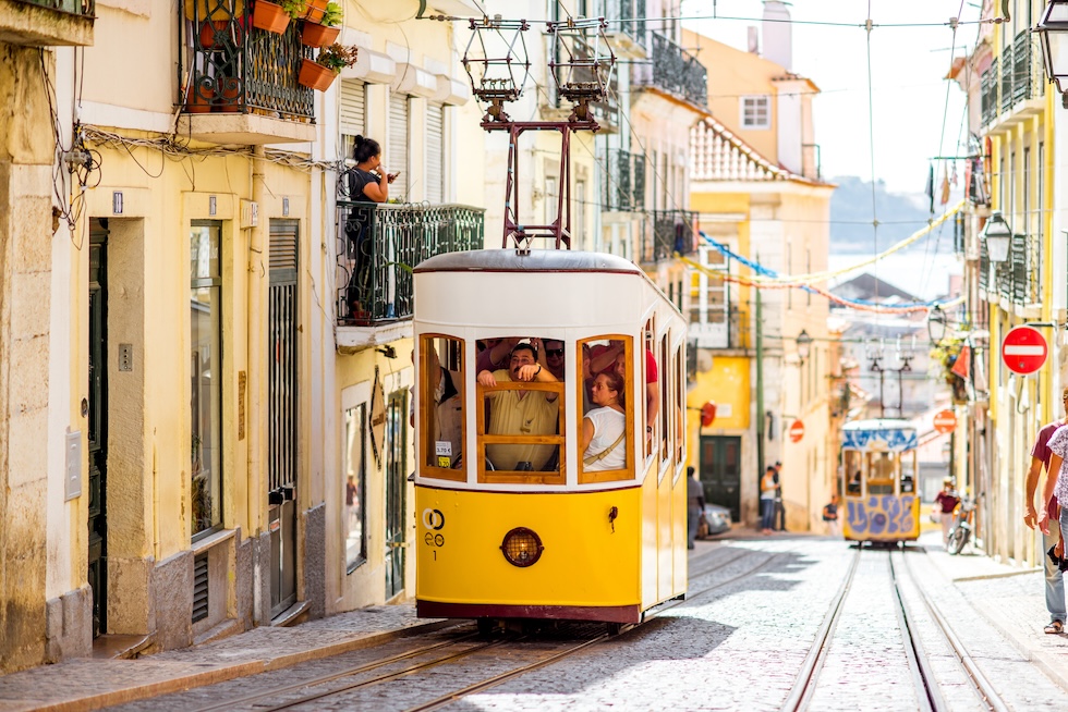 Lisboa ligger på syv høyder med fargerike husfasader og brosteinsgater