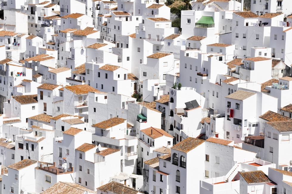Den vakre hvite byen Casares ligger litt tilbaketrukket fra livet ved kysten.
