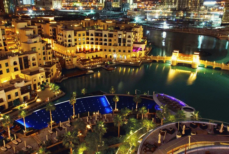 Utsikt från The Address hotel Dubai Mall, med sin fina pool 