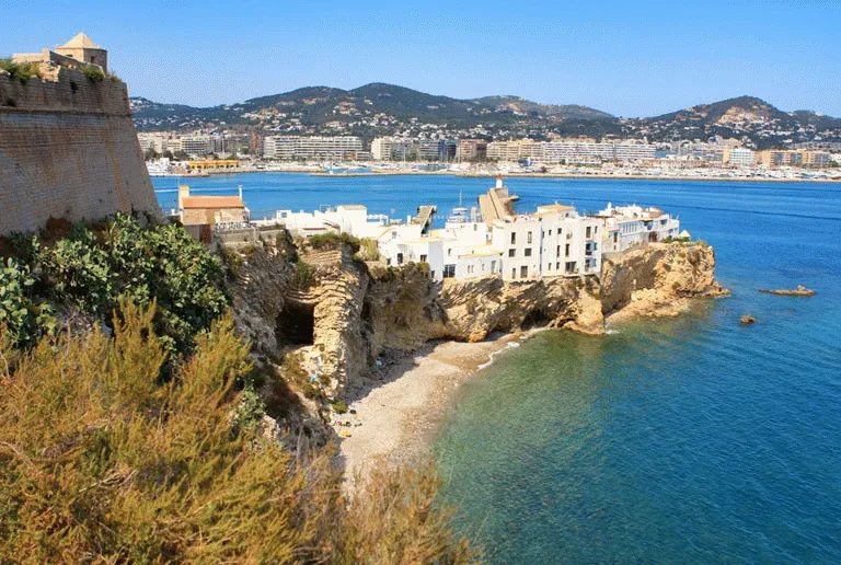 Vackra landskap omringar Ibiza stad 