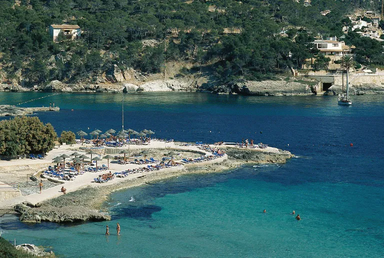 Klippor och strand i Camp de Mar 