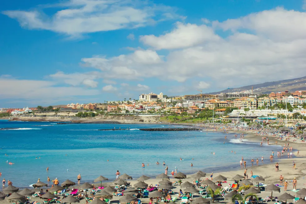 Den populära stranden i Playa de las Americas 
