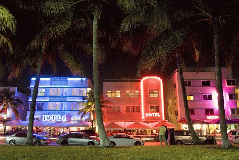 South beach visar upp sig i neonskrud om kvällarna 